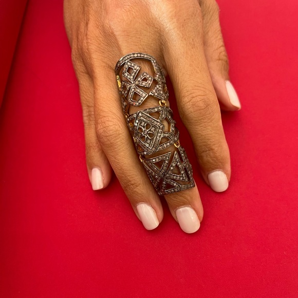 Beautiful finger ring with black diamonds!!